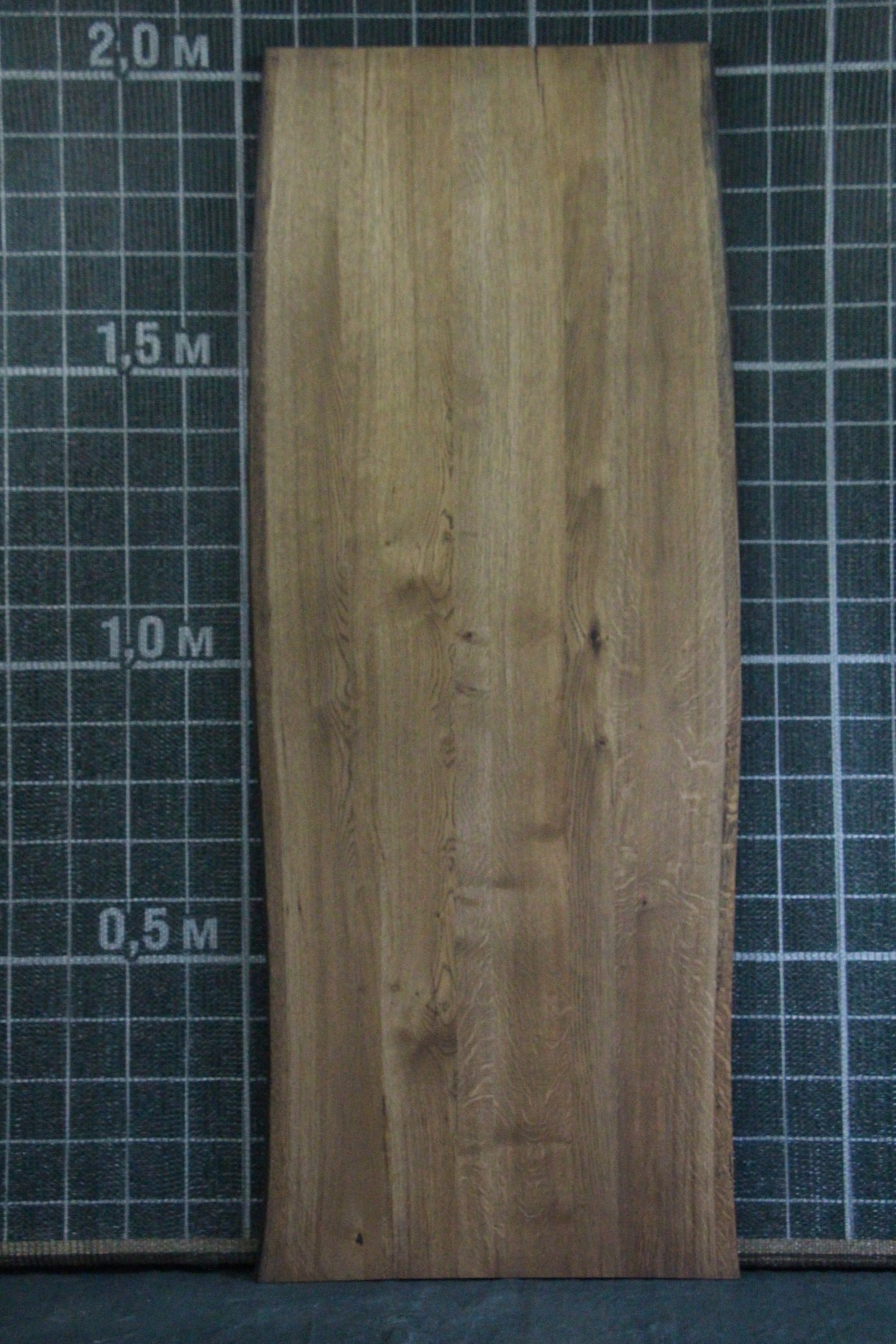 Столешница из массива дуба с живым краем толщина 33мм, ширина 760-820мм, длина 2050 мм. сорт Натур. Все сучки и трещины залиты эпоксидной смолой. Покрыта маслом. Усилена металлическими уголками.В наличии 1 шт.