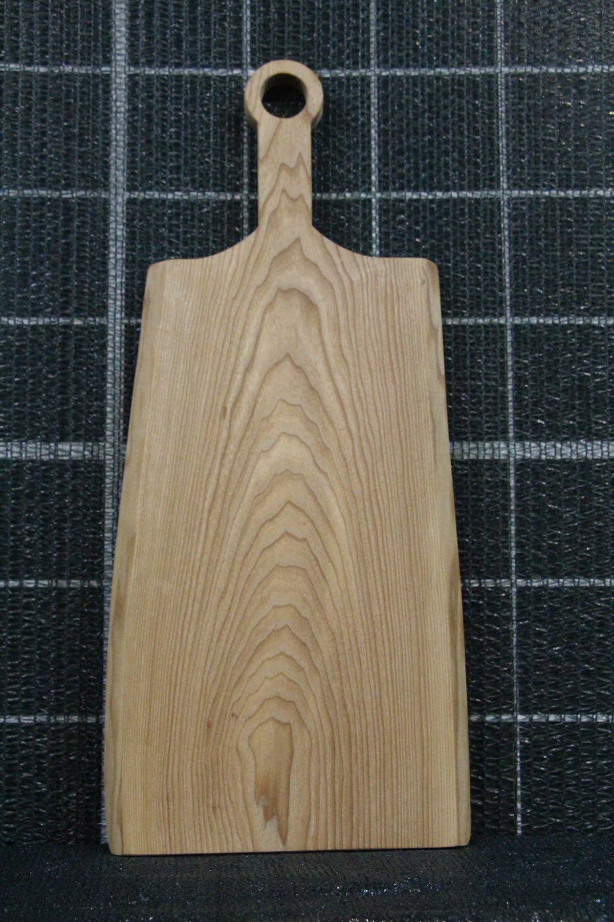 Доска толщина 21мм, ширина 255мм, длина 430мм. Длина ручки 158мм. Вес 1810 гр. Пропитана минеральным маслом. В наличии 1 шт.