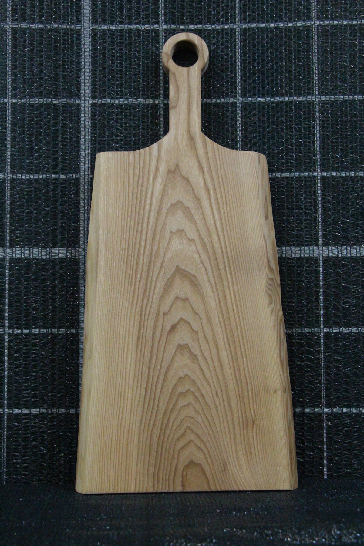 Доска толщина 23мм, ширина 245мм, длина 415мм. Длина ручки 155мм. Вес 1960 гр. Пропитана минеральным маслом. В наличии 1 шт.