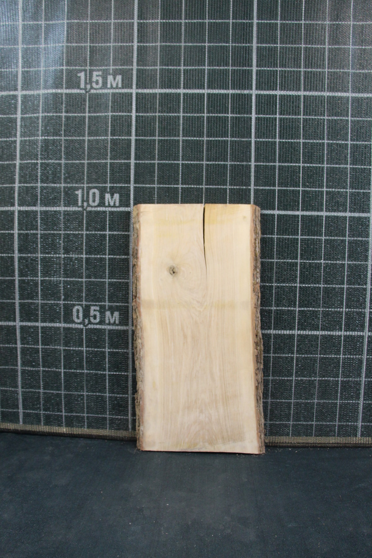 слеб дуб сухой необработанный  толщина 50мм. ширина 530мм. длина 1020мм. масса 21кг. в наличии 1шт.