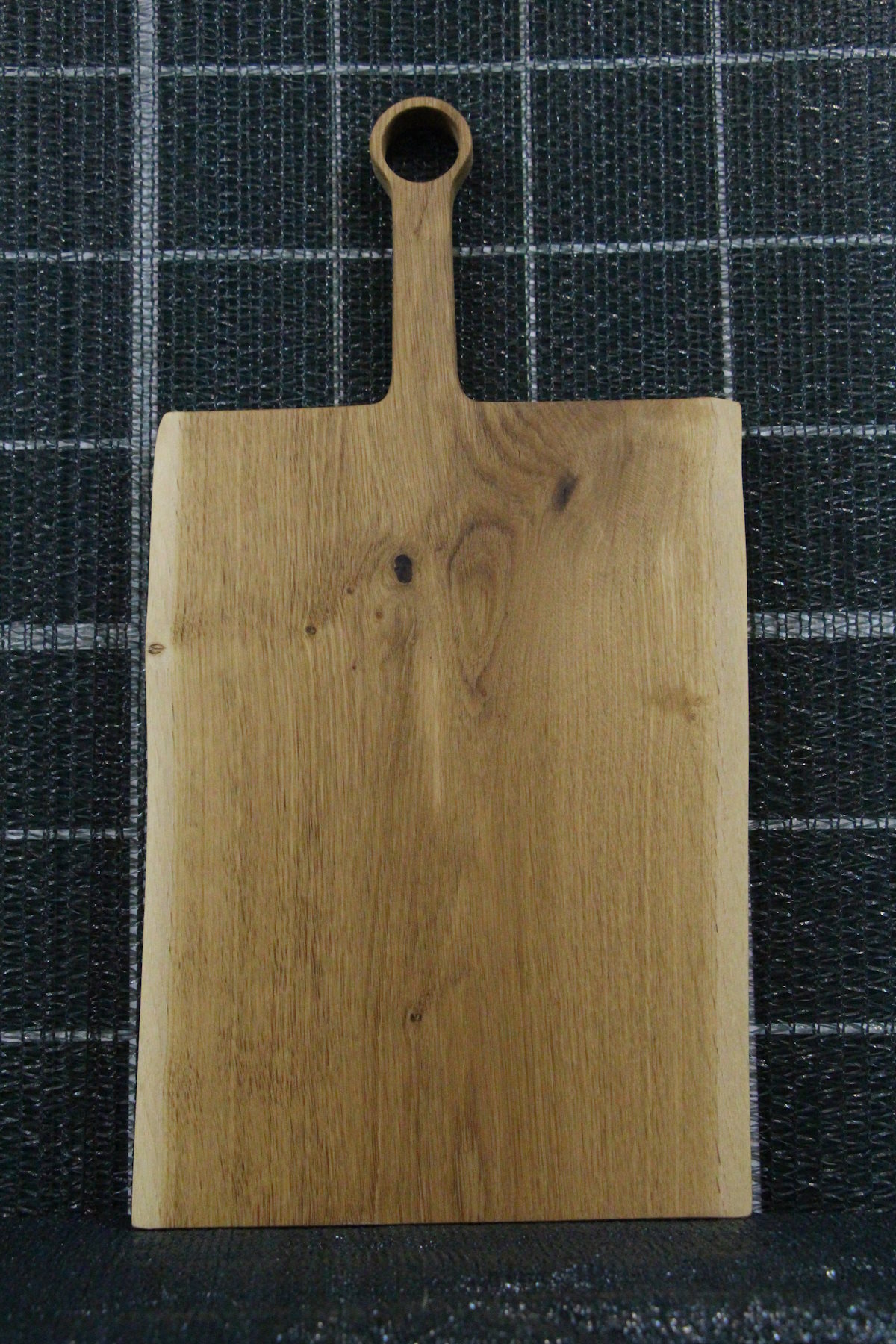 Доска толщина 24мм, ширина 290мм, длина 395мм. Длина ручки 165мм. Вес 2025 гр. Пропитана минеральным маслом. В наличии 1 шт.