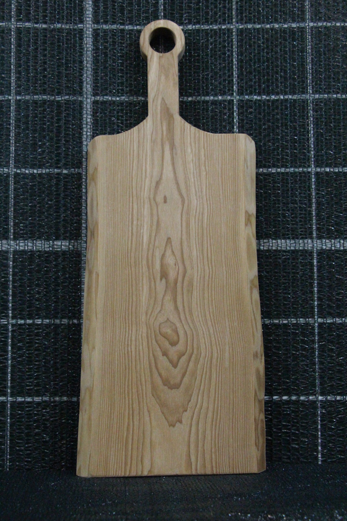 Доска толщина 22мм, ширина 228мм, длина 430мм. Длина ручки 153мм. Вес 1825 гр. Пропитана минеральным маслом. В наличии 1 шт.