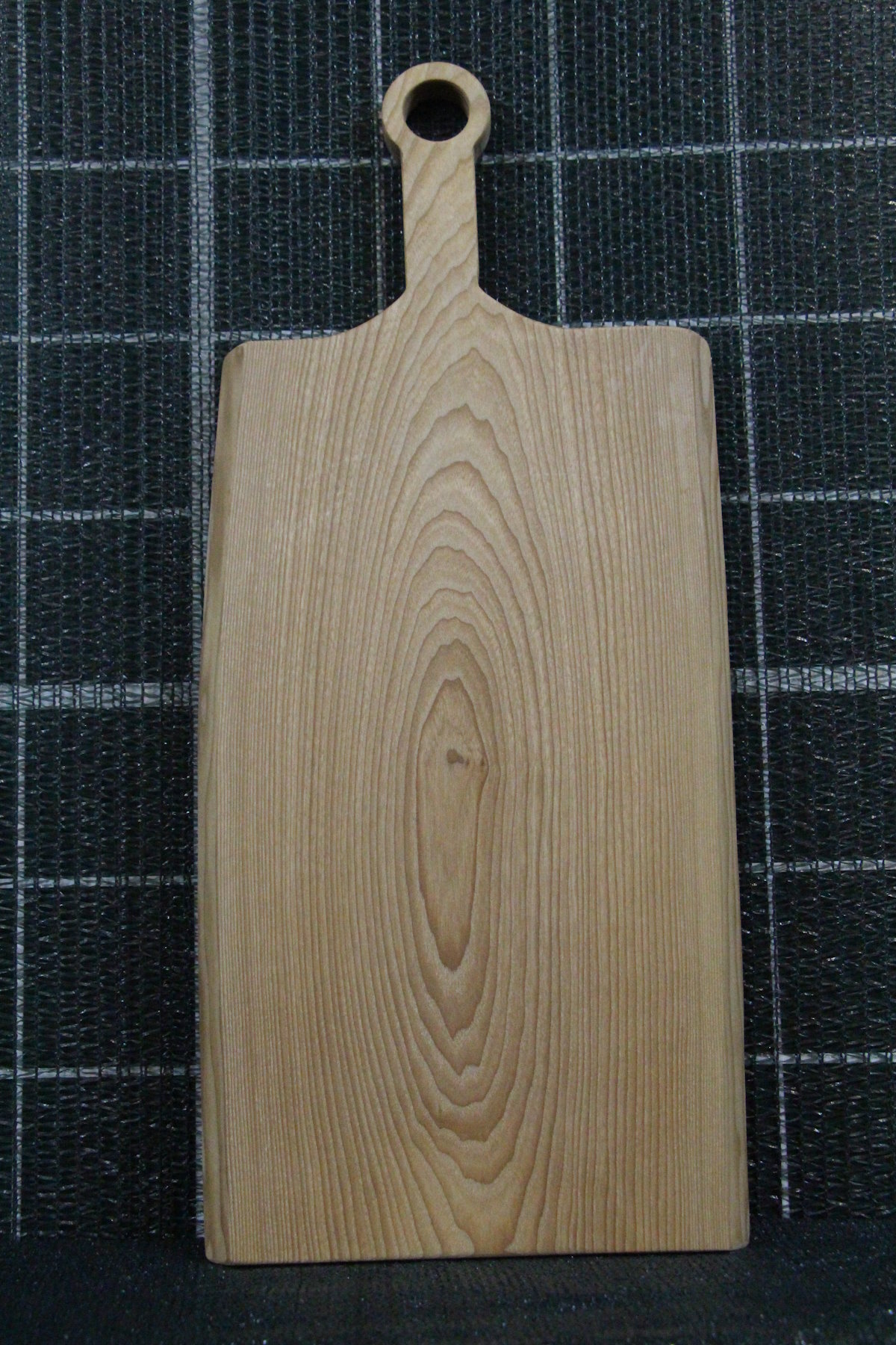 Доска толщина 21мм, ширина 280мм, длина 476мм. Длина ручки 159мм. Вес 2360 гр. Пропитана минеральным маслом. В наличии 1 шт.