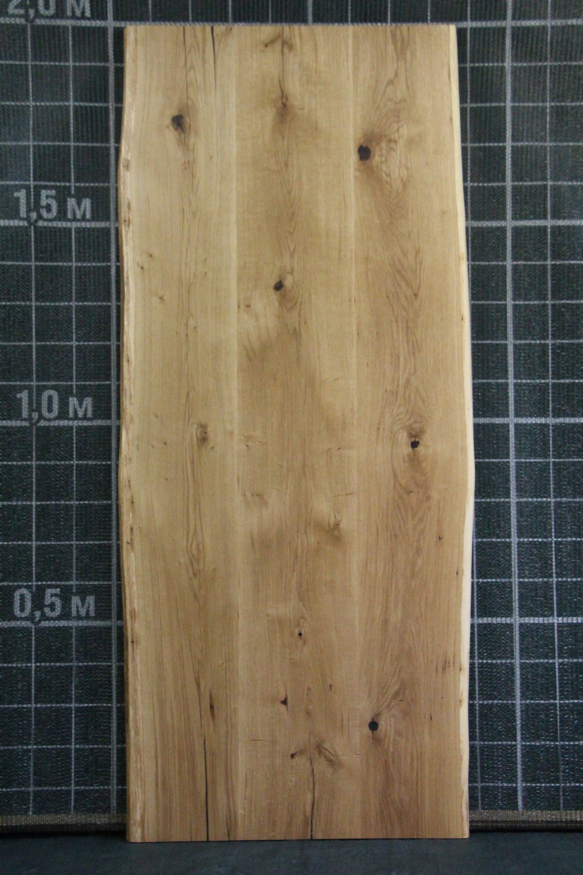 Столешница из массива дуба с живым краем толщина 35мм, ширина 820-870мм, длина 1997 мм. сорт Натур. все сучки и трещины залиты эпоксидной смолой. Покрыта маслом. В наличии 1 шт.