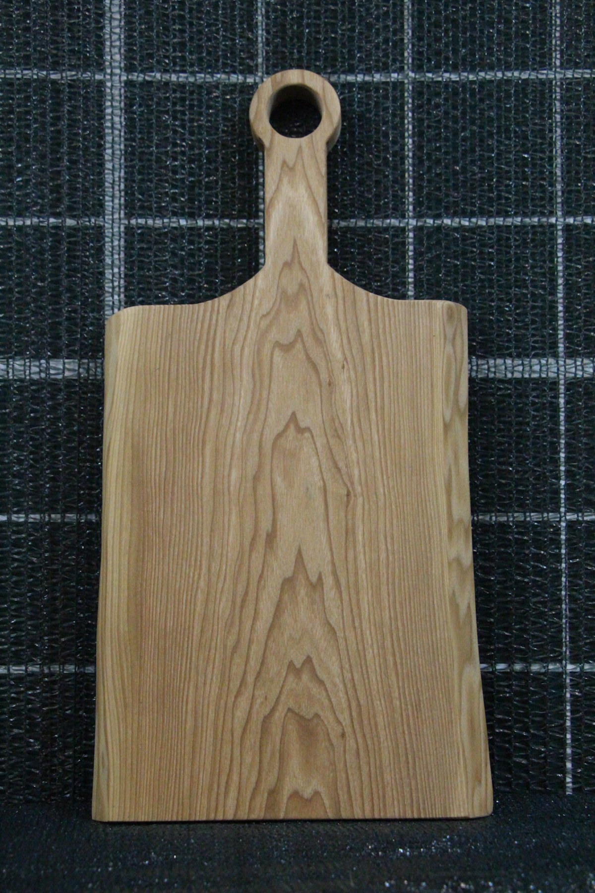 Доска толщина 23мм, ширина 240мм, длина 330мм. Длина ручки 155мм. Вес 1640 гр. Пропитана минеральным маслом. В наличии 1 шт.