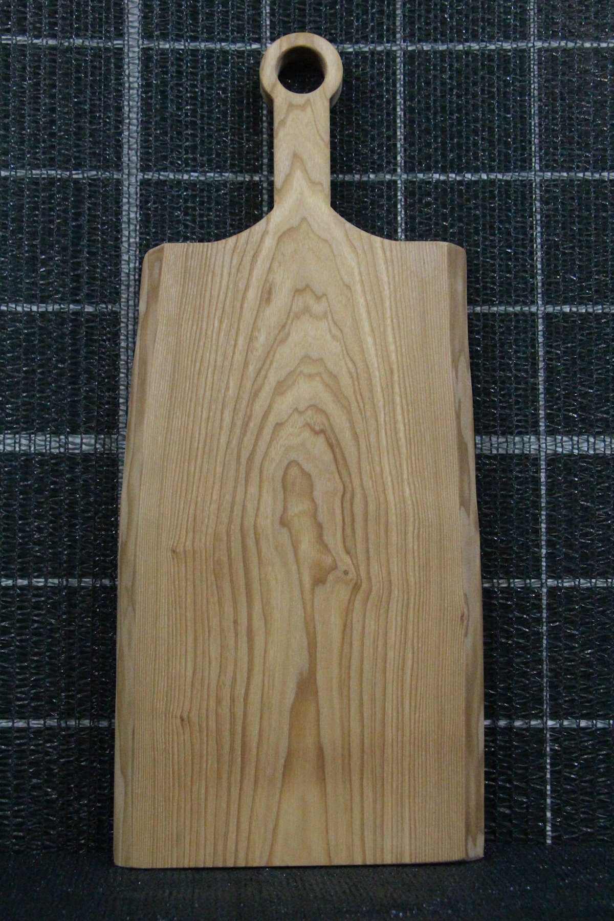 Доска толщина 23мм, ширина 255мм, длина 430мм. Длина ручки 157мм. Вес 2085 гр. Пропитана минеральным маслом. В наличии 1 шт.