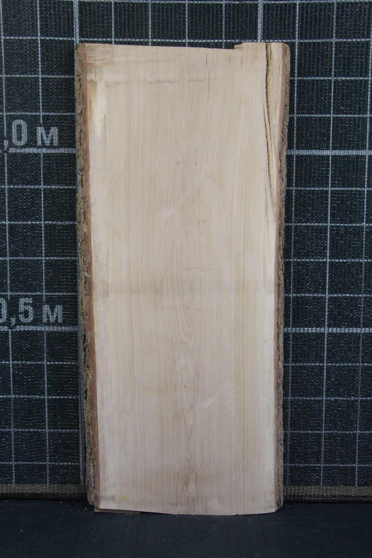 слеб дуб сухой необработанный  толщина 50мм. ширина 580мм. длина 1250мм. масса 28кг. в наличии 1шт.