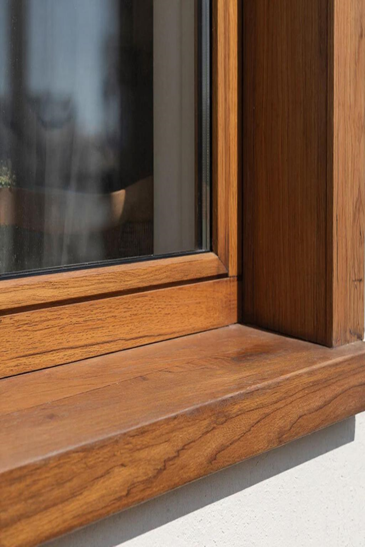 Подоконник с ровными краями из массива дуба